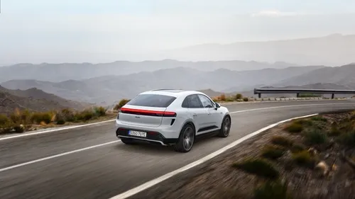 Porsche Macan EV achterkant