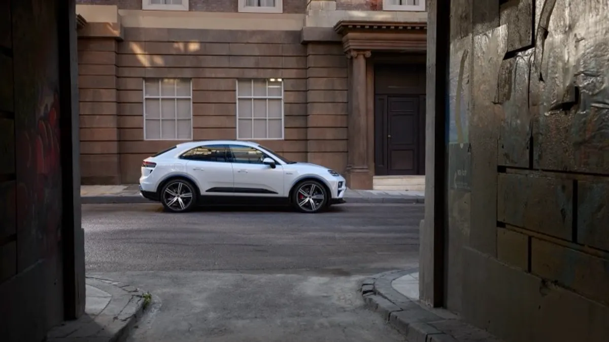 Porsche Macan EV zijkant