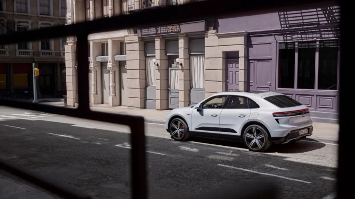 Porsche Macan EV achterkant