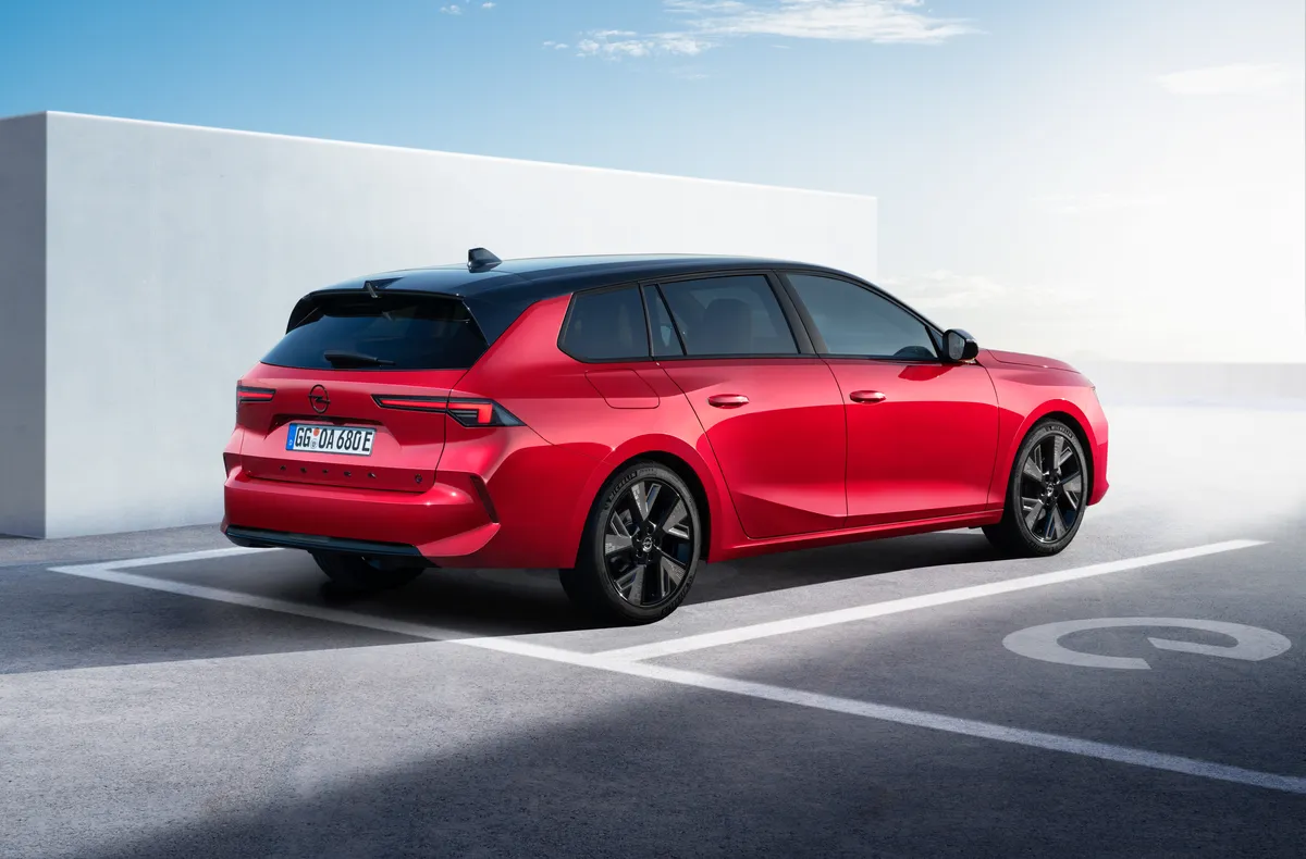 Opel Astra Sports Tourer Electric achterkant