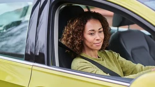 Vrouw in auto