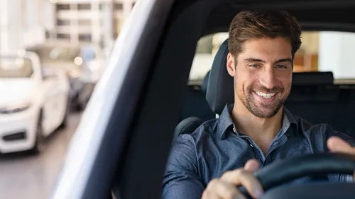 Blije man in shortlease auto in Apeldoorn