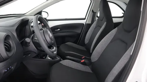 Toyota Aygo X voorstoelen