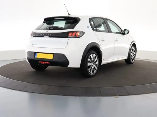 Peugeot e-208 achterkant