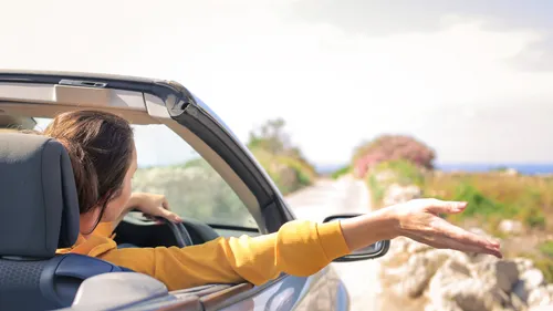 Vrouw in cabrio