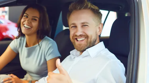 Man en vrouw in auto