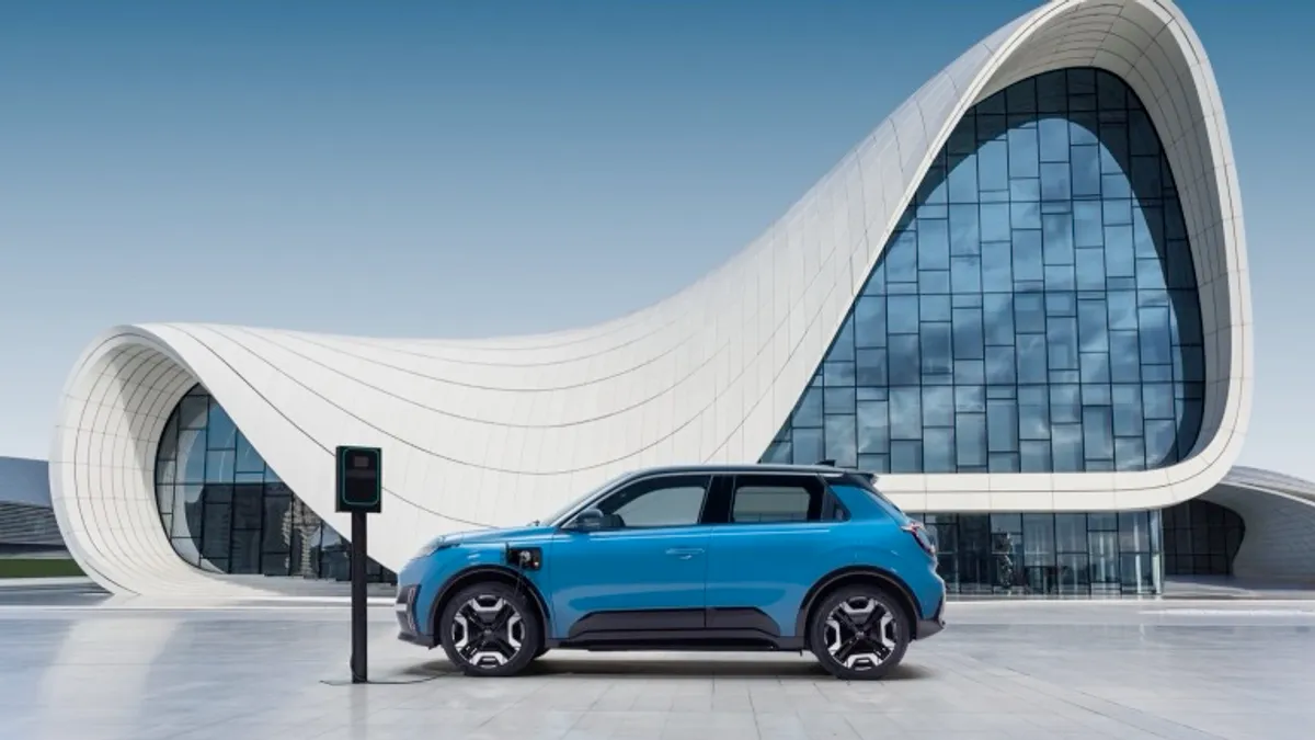 Nissan Micra EV zijkant