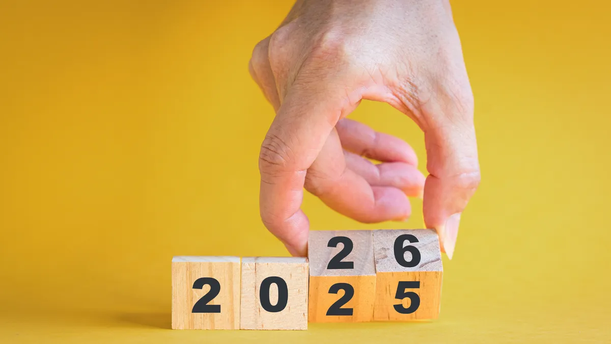 Hand bij 2025 en 2026