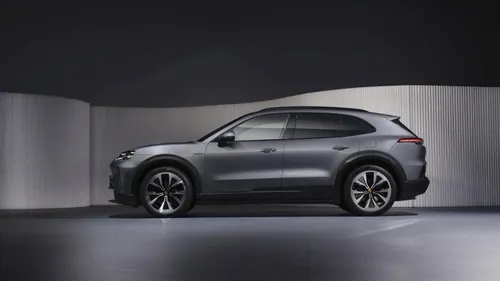 Porsche Cayenne Electric zijkant