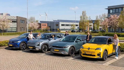 Groep mensen rondom EV's