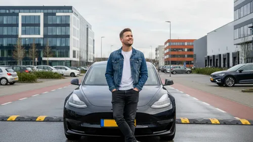 Man die voor zijn Tesla Model 3 staat