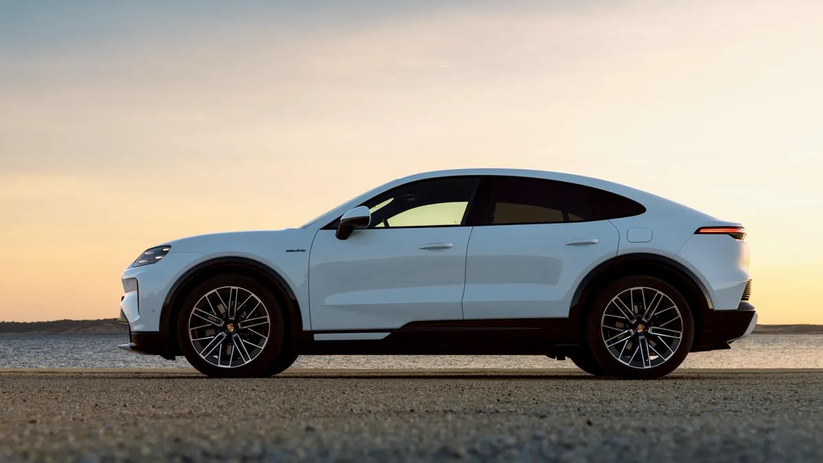 Porsche Cayenne Coupe Electric zijkant