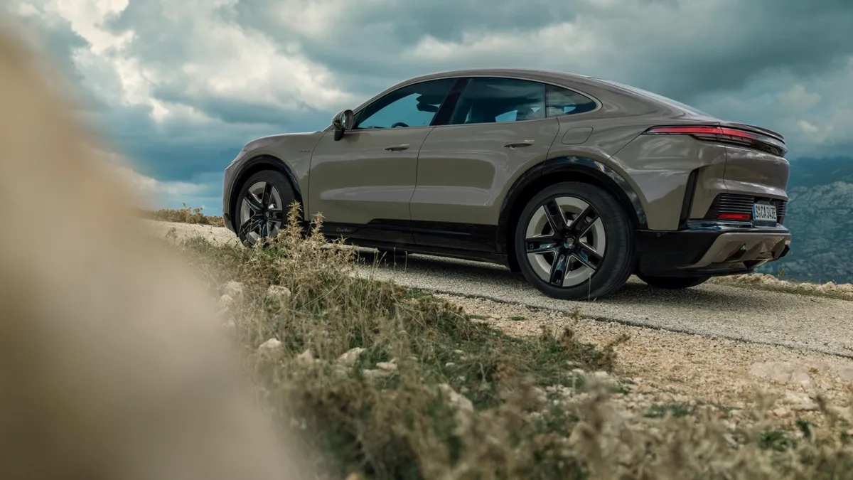 Porsche Cayenne Coupe Electric zijkant