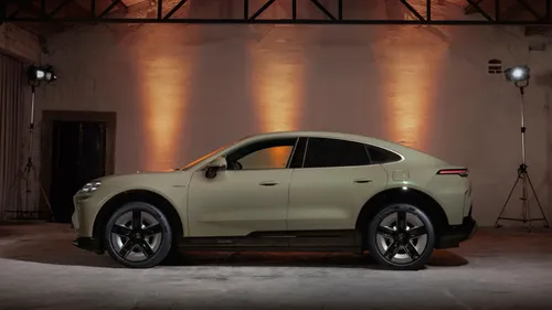 Porsche Cayenne Coupé Electric zijkant