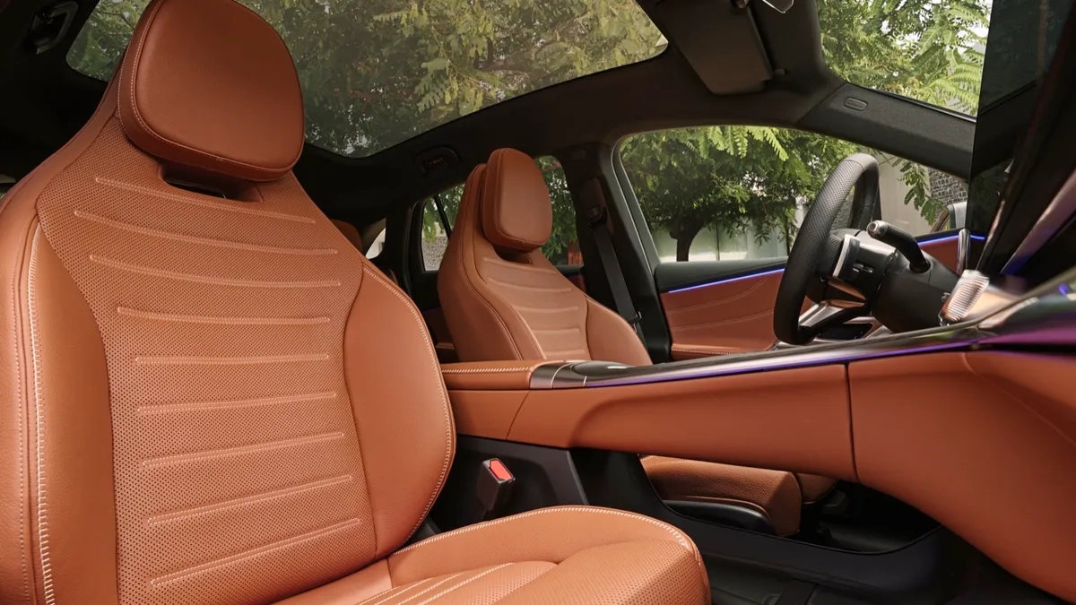 Interieur van de elektrische Mercedes GLC EQ Technology met lederen stoelen