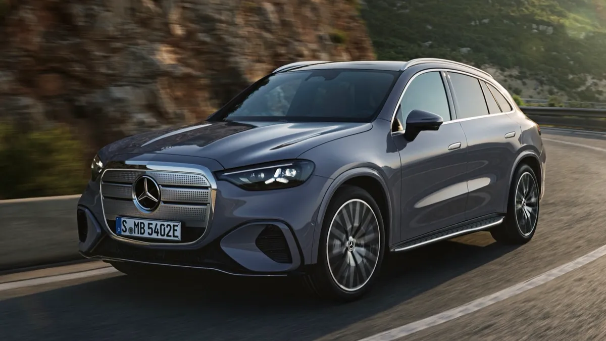 lektrische Mercedes GLC EQ Technology voorkant tijdens het rijden