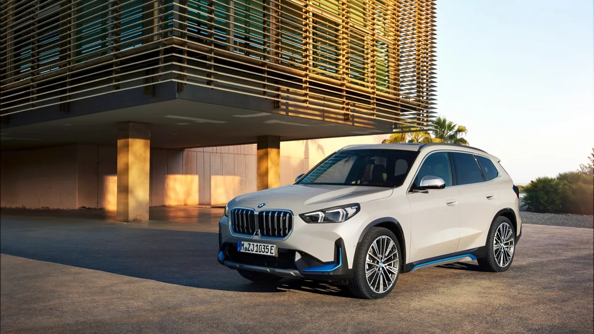 BMW iX1 schuin aanzicht