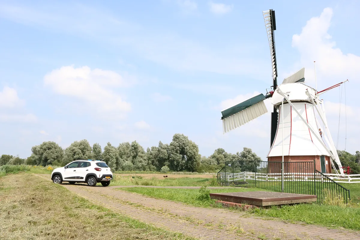Dacia Spring bij windmolen