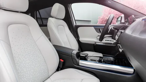 Mercedes EQA voorstoelen