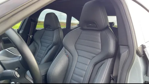 BMW i4 stoelen voorin