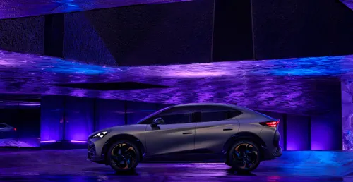 CUPRA Tavascan achterkant zijkant