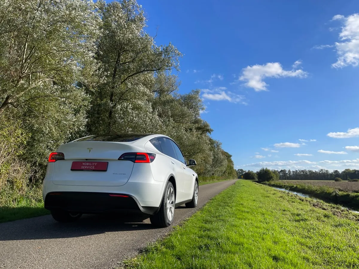 Tesla Model Y wit achterkant