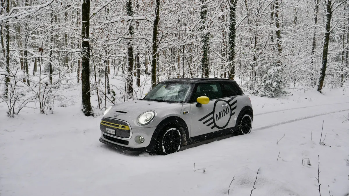 Mini in de sneeuw