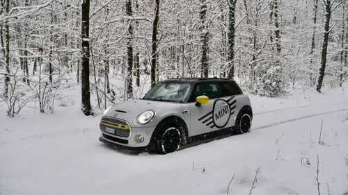 Mini in de sneeuw