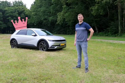 Sebastiaan samen met de IONIQ 5