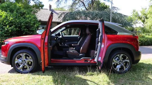 Mazda MX-30 zijkant