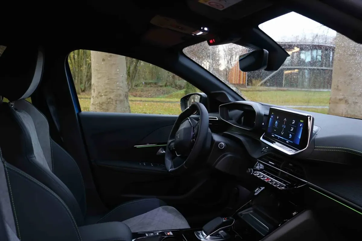 Peugeot e-208 interieur