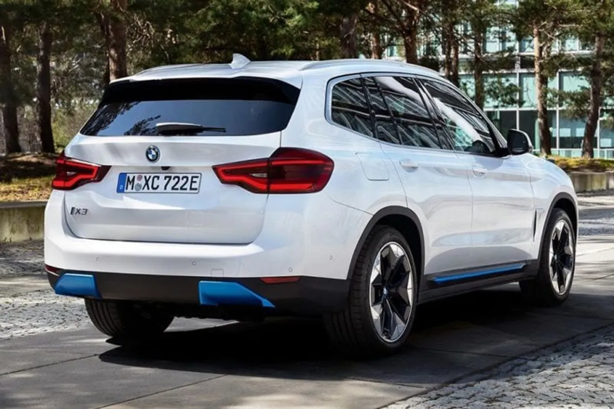 BMW iX3 achterkant