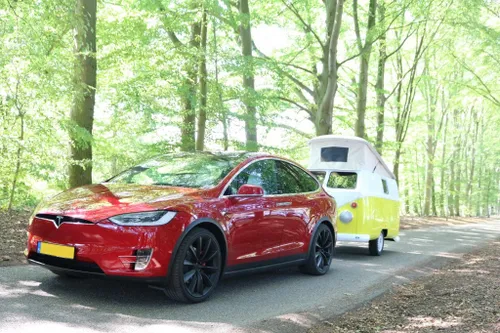 Tesla Model x met caravan