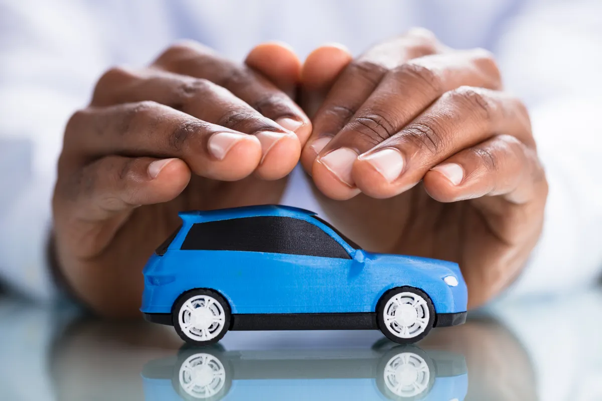 Blauwe auto met hand