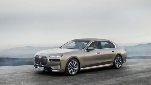 BMW i7