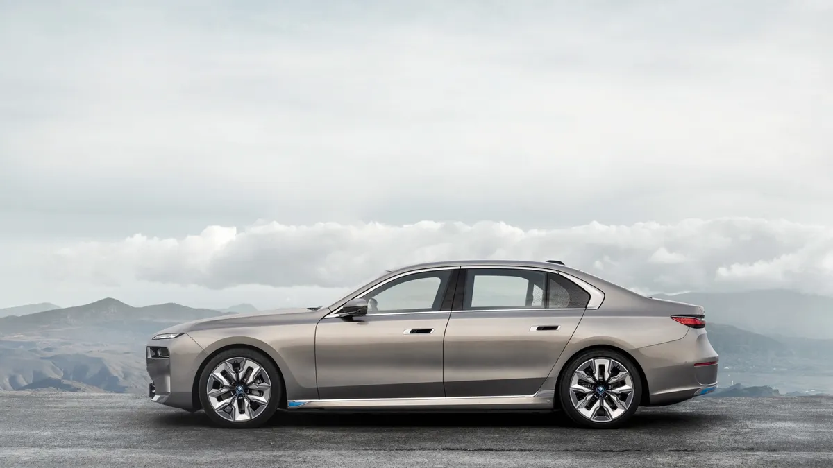 BMW i7