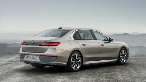 BMW i7